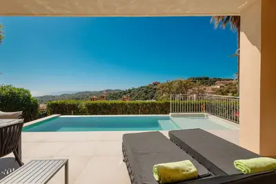 Image de Maison avec jardin privé, piscine privée chauffable et vue sur la mer