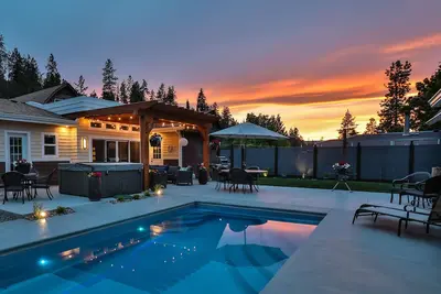 Image de Spacious Urban Cottage with Private Hot tub and Heated Salt Water Pool