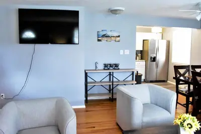 Image de Modern & Spacious ~ Near Bill Snyder ~ ♛Royal Beds