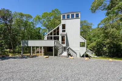 Image de Family + pet friendly house minutes from downtown Vineyard Haven!