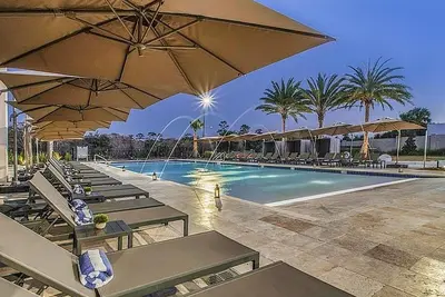 Image de Modern villa with patio, grill, central Ac, WiFi, shared pool, tennis, & gym