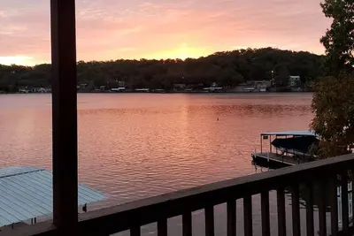 Image de Experience all of the lake from a North Shore, entire house, on the water.