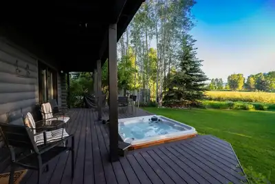 Image de Lovely Home with 3 en Suites, Private HotTub with Views, Near Park/Mtn-Bus-Ski/Town Access-Dogs Ok!