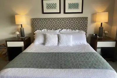 Luxury Suite Beach side Condo Free parking