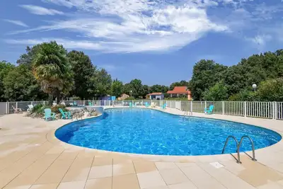 Image de Gîte dans un parc de vacances avec piscine