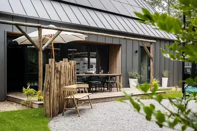 Image de This stylish and luxurious holiday home near the sea is perfect for families and all seasons. With a spacious garden and modern kitchen, you’ll enjoy peace, comfort, and quality time together.