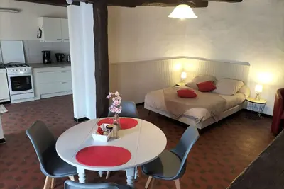 Image de Maison de plain-pied au bord d'un étang en Berry, avec services inclus et garage pour vélos\/motos