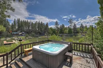 Image de The Lakehouse by Destination Big Bear: Charming Elegant Remodeled Lakefront on Mallard Lagoon! Hot Tub! Pool Table! Foosball!