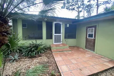 Image de Hawthorne Hideaway - A secluded cottage nestled in palms and pines.