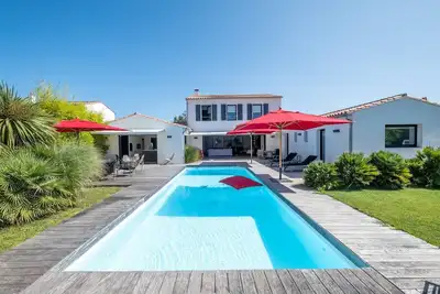 Image de Maison d'architecte avec piscine chauffée idéalement située