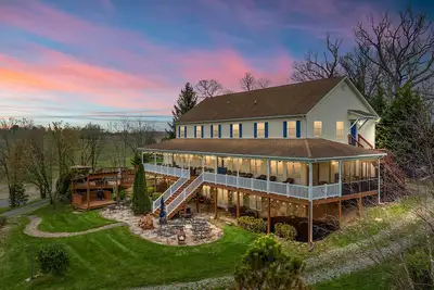 Image de Stunning Former Winery w\/ Pool & Mtn Views!