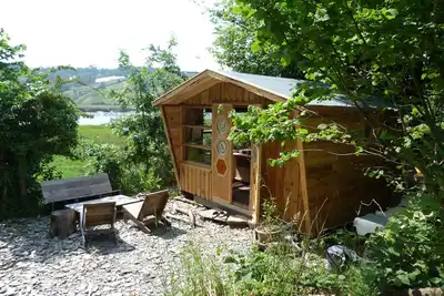 Image de A romantic riverside cabin for an intimate and peaceful getaway.