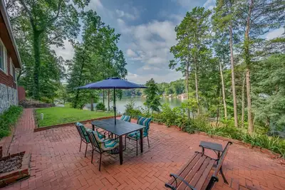 Image de The Red Baron | Lakefront Cottage on Lake Lanier | Pet-friendly