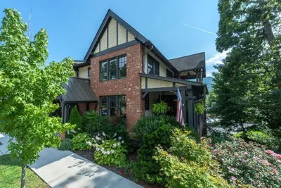 Image de Best of Times | Mountain View, Covered Porch & 5 Min. to Downtown Black Mtn!