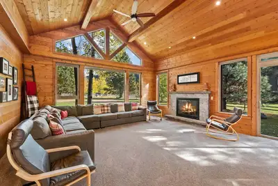 Image de Enjoy mountain views, private beach with river access, or relax in the hot tub