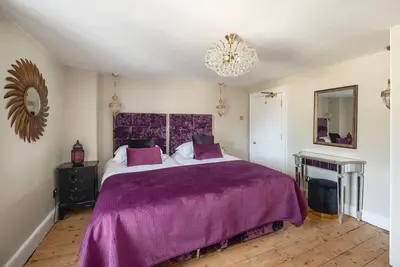 Image de Prestige-Appartement-Salle de bain privée séparée-Vue ville-Darcy's Pride