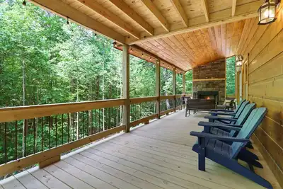Image de Spacious, New Cabin! New Hot Tub, Fire Pit, and Game Room! Dog-Friendly!