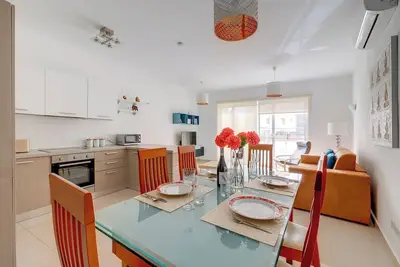 Image de Prime Location Apartment with Side Seaviews