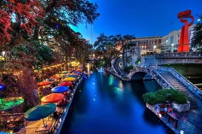 Image de Elevate Your Stay at 3br\/2. 5ba Downtown Gem!