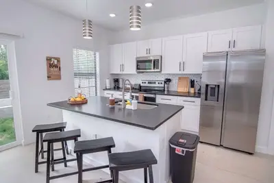 Image de Experience Modern Luxury! 3br/2. 5ba Home Near Dt