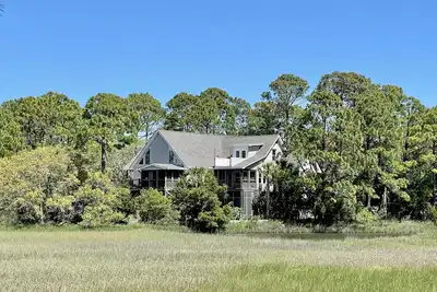 Image de Secluded Marsh Front Home-Salt Water Pond-Short walk to the beach access!