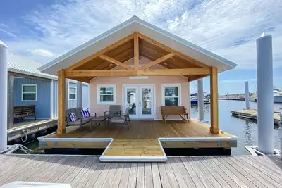 Image de Zen! Refreshing! Spotless! Relaxing! Welcoming! Well-appointed! Dock your boat!