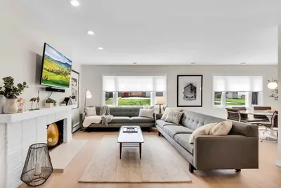 Image de Benelo | Midcentury Modern Single-Level Home, 3 Br