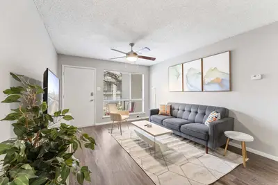 Image de SoCo 2br corner suite w/ pool, king bed, fast WiFi