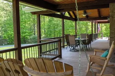 Image de Entire House- Minutes to town- King Bed- Best porch around! !