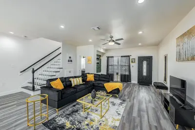Image de Brand New Luxury Home East Downtown