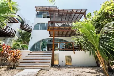 Image de Exclusive Villa, 90m away from the Beach!