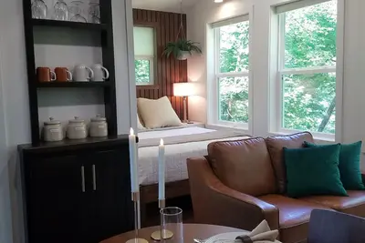 Image de Secluded luxury accommodations with woodland pond view and private hiking trails