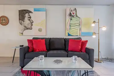 Image de Chic Artsy Pad-Old Town Entertainment Dist-Huge Heated Pool & Spa-Patio