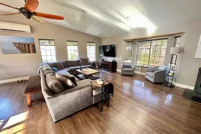 Image de River Haven: Hot Tub, Outdoor Lounge, Walk to Beach