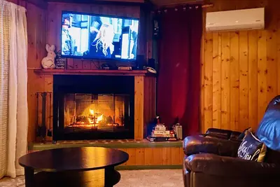 Image de Whimsical Forest Retreat; Cozy, Pet-Friendly Cabin Near Private Lake