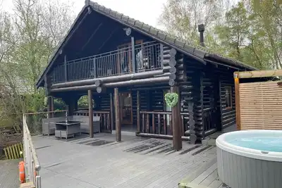 Image de Nightingale Lodge, 2 Storey Scandinavian style lodge, Sleeps 8, Hot tub, Huge fishing deck