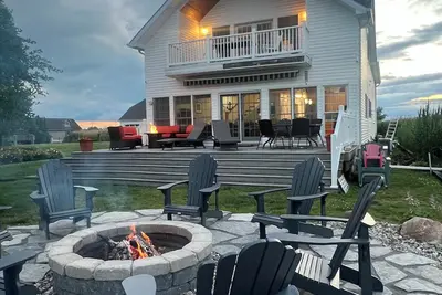 Image de Harsens Island Home Sleeps 12 with Freighter Views and Hot Tub