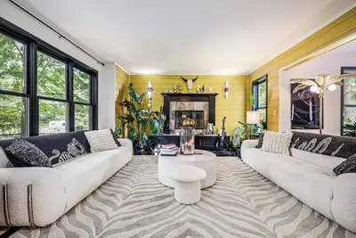 Image de ♕ Peaceful Luxury: Unique Designer Home w/ Cinema & More. Sleeps 9