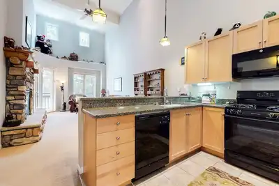 Image de Bright & Open, Located on Golf Course! Private Deck & Laundry, Pool On-site