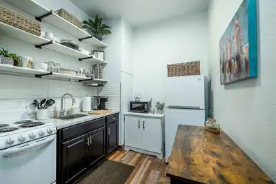 Image de Clean and Cozy Main Street Condo