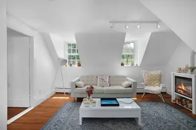 Image de Bright Top Floor 2br/1ba Condo Steps from Commercial Street - Sleeps 4