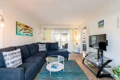 Image de Classic Beachside Escape - 1 Min Walk to Beach!
