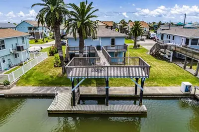 Image de Cozy Canal Home 4 Min Dr to Beach + Outdoor Space