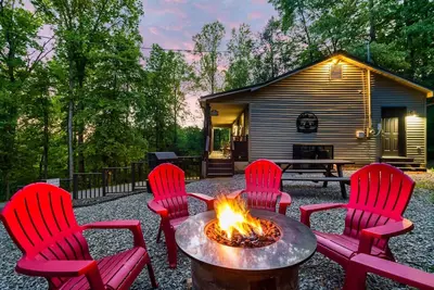 5 min to Dollywood! Games + Hot tub + Private