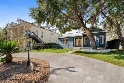 Image de ❤ The Parlor House Getaway ❤ Long Term Available