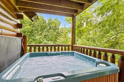 Image de Waterfall Retreat 2 bed/2bath Cabin w/ Hot Tub, Pool Table And The Sounds Of A Natural Waterfall