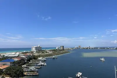 Image de Views in Every Direction and Steps Away from Dining/Entertainment!