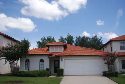 Image de Close to all resorts, gated 4br 3bth w/ Pool/Jacuzzi😎 Perfect for the Parks🌴