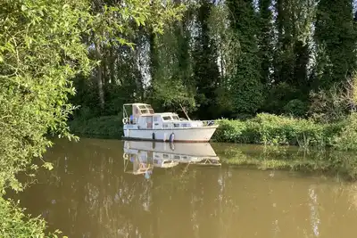 Image de Charming Dutch Steel Cruiser Boat on the River Medway in the Garden of England