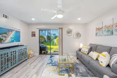 Image de New! Modern~ Ground floor Condo~ 4 mins walk to Beach! Sleeps 8